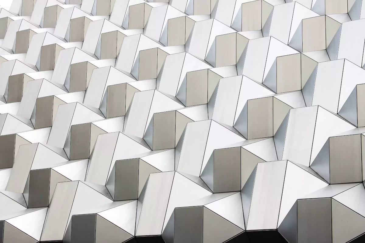 Bílé abstraktní geometrické umělecké dílo z Drážďan, Německo